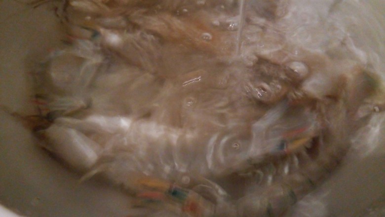 腌皮皮虾,先用流水把皮皮虾的表面冲洗干净，可以拿一双筷子搅拌，用手怕被它咬了，今天选的是55一斤的、没有膏、觉得拿来腌制买这种就可以、
