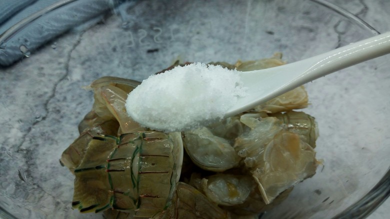 腌皮皮虾,准备细盐一勺半，喜欢淡一点的，也可以只放一勺就够了，放到皮皮虾碗里