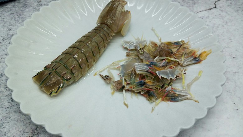 腌皮皮虾,用剪刀把皮皮虾头部，爪子，尾部都剪一下，吃的时候不至于扎嘴巴