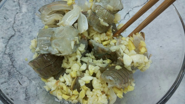 腌皮皮虾,用筷子翻拌均匀