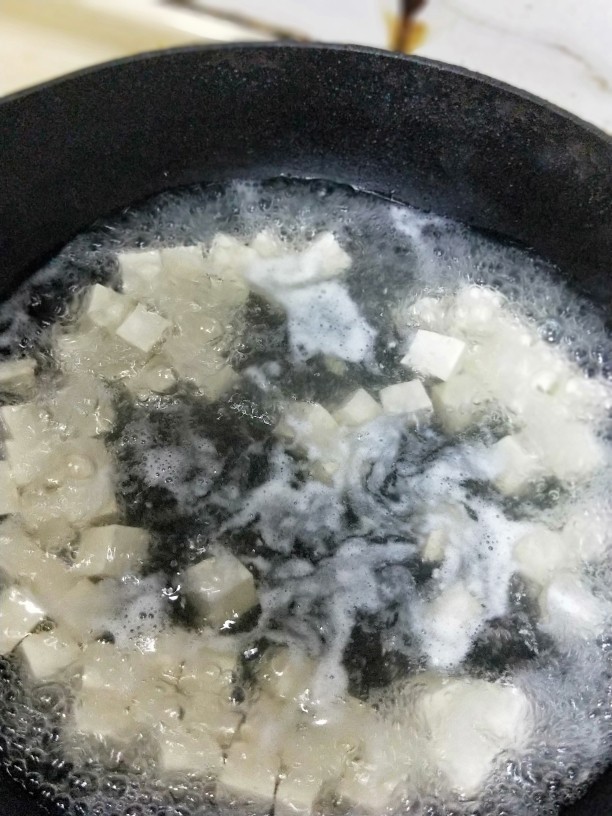 香椿豆腐,水开捞起豆腐，沥干待用。