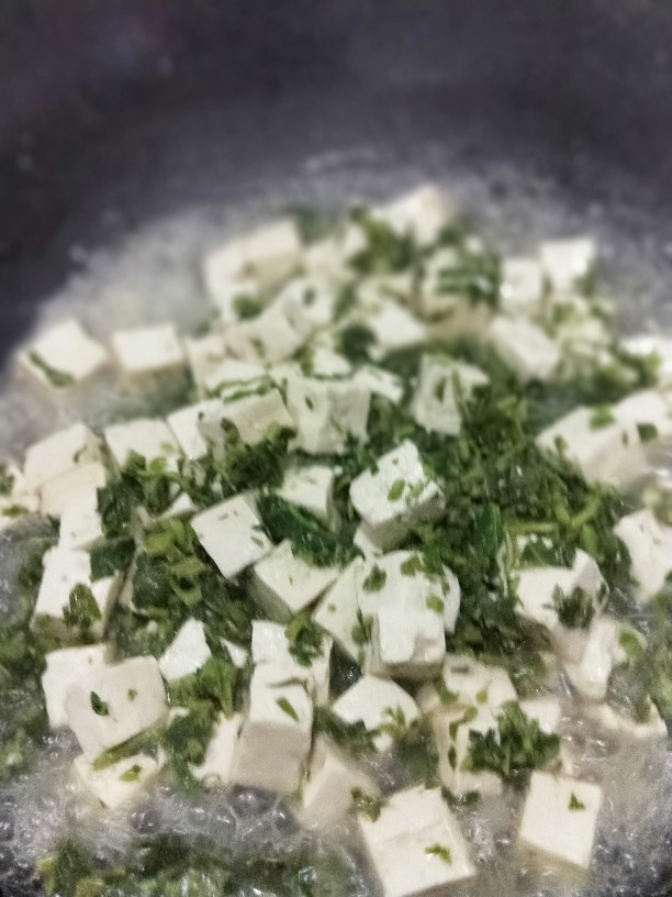 香椿豆腐,翻炒均匀，加入适量的盐调味。