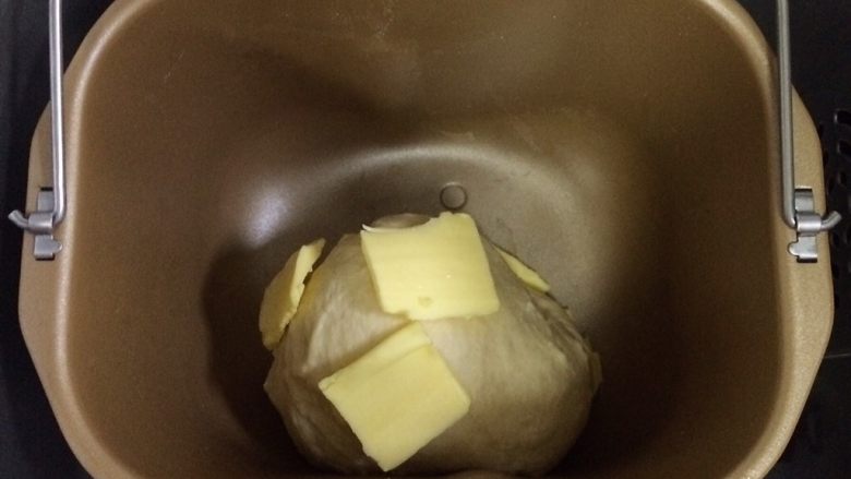 蔓越莓方块小面包,揉至15分钟左右，面团成型，加入黄油继续揉面。