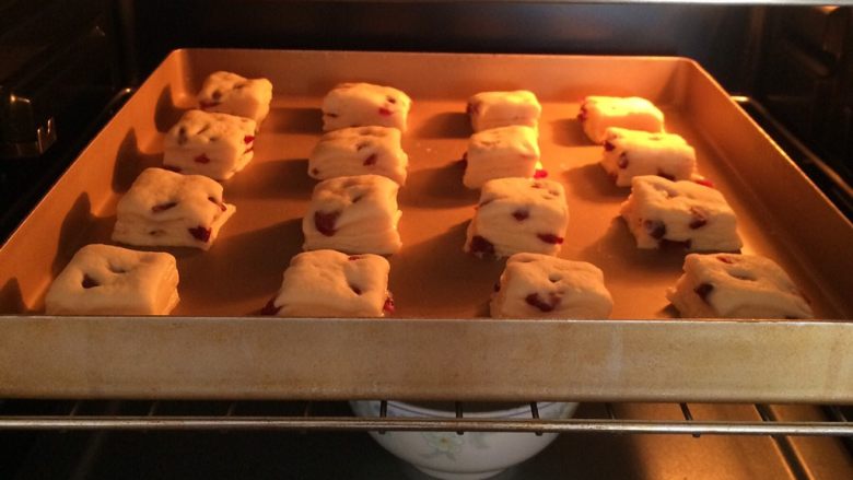 蔓越莓方块小面包,放入烤箱中进行二次发酵，开启烤箱发酵功能，发酵温度设定35度，记得在烤箱底层放一碗温水增加湿度。