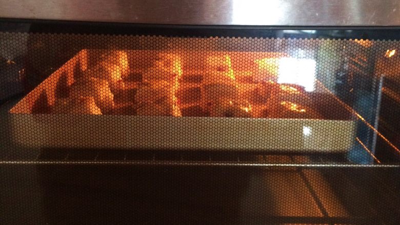 蔓越莓方块小面包,放入预热的烤箱中层，上下火180度烘烤约15分钟左右。