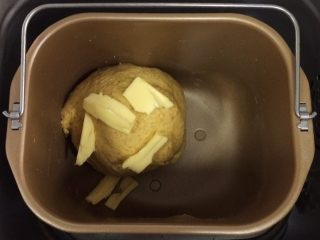 南瓜麻薯软欧包,待面包揉至15～20分钟，面团成型，加入黄油继续揉面。