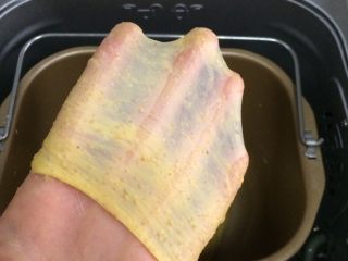 南瓜麻薯软欧包,继续揉20分钟至扩展阶段，可以拉出薄膜。