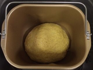 南瓜麻薯软欧包,整理好面团放在面包机内，盖好保鲜膜进行发酵。