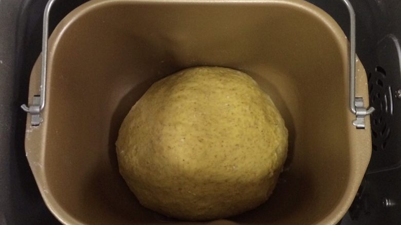 南瓜麻薯软欧包,整理好面团放在面包机内，盖好保鲜膜进行发酵。