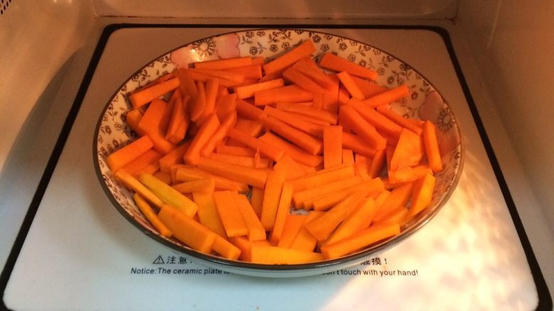 南瓜麻薯软欧包,南瓜切条或切片状，放入微波炉中加热3分钟左右至熟。