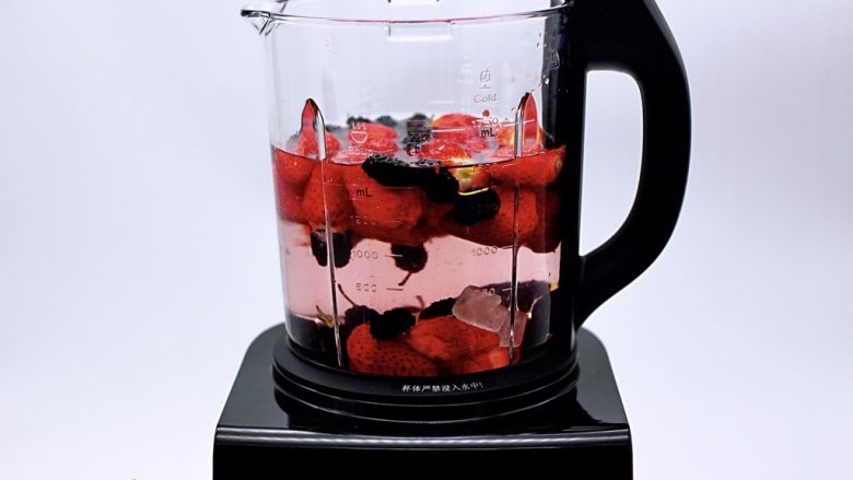 桑葚草莓鲜果汁,把破壁机的杯子安装到破壁机的主机上