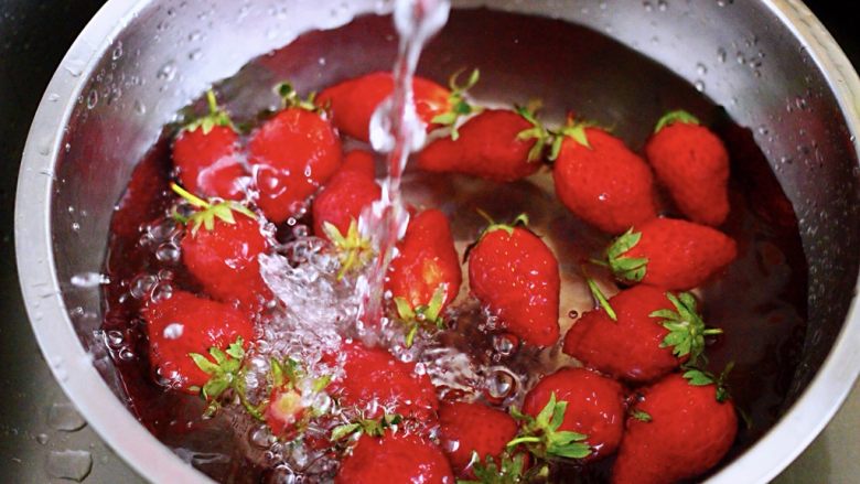 桑葚草莓鲜果汁,取一个盆、把草莓放入后、用自来水冲洗干净后备用