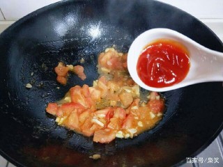 了不起的小番茄＋茄汁火腿金针菇,将炒至番茄变软，加入番茄酱，继续翻炒，锅中加入水。