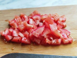 了不起的小番茄＋茄汁火腿金针菇,番茄洗干净，切小块。