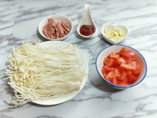 了不起的小番茄＋茄汁火腿金针菇,火腿去外包装，再切细条，生菜洗干净切丝。