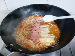了不起的小番茄＋茄汁火腿金针菇,加入食用盐，糖调味出锅，可以根据口味调味。