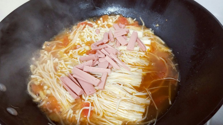 了不起的小番茄＋茄汁火腿金针菇,再把切好火腿放入锅中，盖上锅盖，大会烧开至金针菇段生。