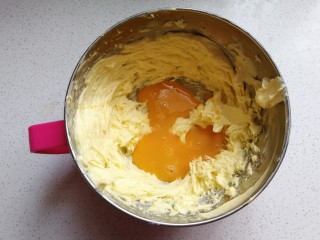 玫瑰凤梨酥,再分次加入蛋液，继续搅打均匀，使其完全融合