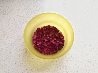 玫瑰凤梨酥,取干玫瑰花十几朵，用手捏散取花瓣备用（不要中间的细花籽）