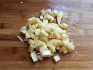 玫瑰凤梨酥,把菠萝硬芯先切成小碎块，然后放入料理机中打碎