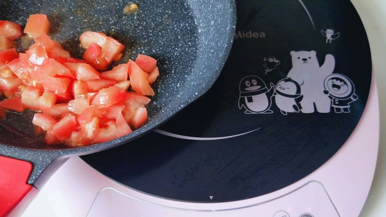 了不起的小番茄＋茄汁三文鱼芝士丸,准备电磁炉，不粘锅中加入适量食用油，油温7成时加入切好的番茄煸炒。