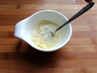 凉拌鸡丝,先在锅中加入适量食用油烧开，然后把烧开的热油淋在姜蒜末上