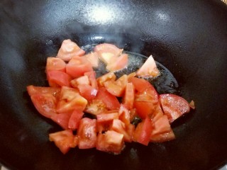 了不起的小番茄＋番茄牛肉鸡蛋面,锅中加入适量油，油温5成时加入切好的番茄煸炒。