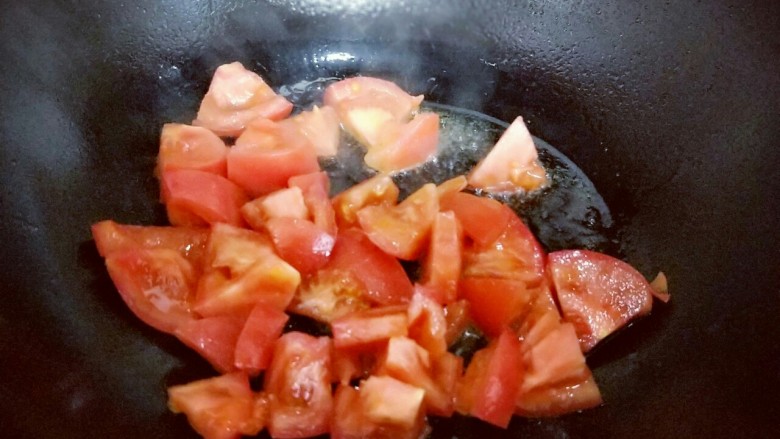 了不起的小番茄＋番茄牛肉鸡蛋面,锅中加入适量油，油温5成时加入切好的番茄煸炒。