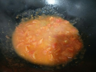 了不起的小番茄＋番茄牛肉鸡蛋面,炒至番茄成汤状。如图
