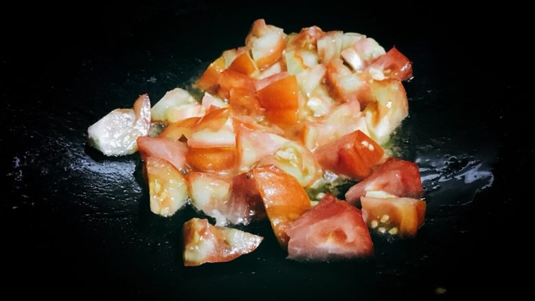 了不起的小番茄 番茄牛丸芝士意面,锅中加入少许橄榄油，6成热时，加入番茄翻炒15秒。