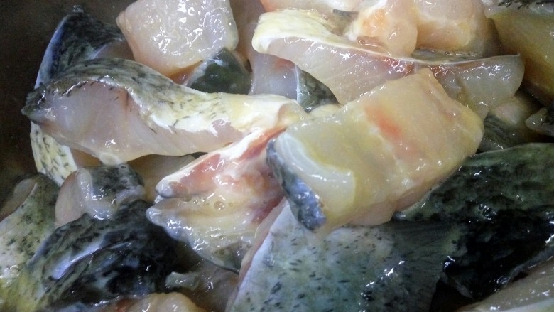 湘味红烧鱼块,鱼块选用四大家鱼里的草鱼制作。草鱼属于粗鳞鱼，肉厚而紧实。砍成大块，用葱姜料酒盐腌制一小时左右。让鱼肉变紧，入味。这样炸和烧的时候就不易碎。