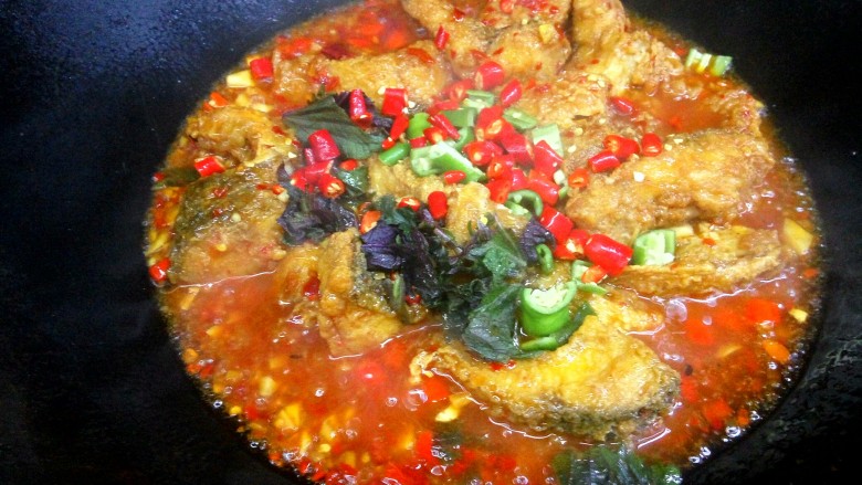 湘味红烧鱼块,快要出锅的时候，加入紫苏和碎青椒。用紫苏去腥味，提鲜味。这是湖南人做鱼虾河蚌等水产品的又一绝窍。