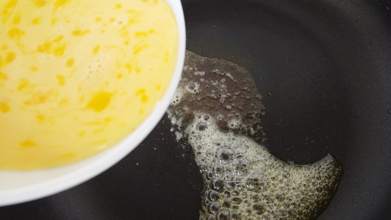 滑蛋土司,然后加入搅拌好的蛋液