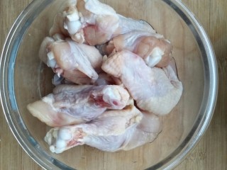 吮指鸡翅根,清洗净的鸡翅根吸水后放入盆中。