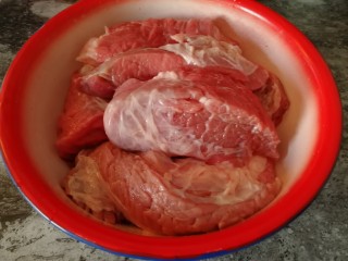 家庭版&酱牛肉,牛肉洗净切成均匀的大块