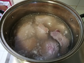 家庭版&酱牛肉,烧开水，把牛肉焯一下。