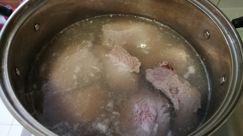 家庭版&酱牛肉,烧开水，把牛肉焯一下。