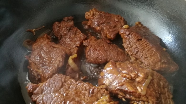 家庭版&酱牛肉,翻个，让牛肉更入味。