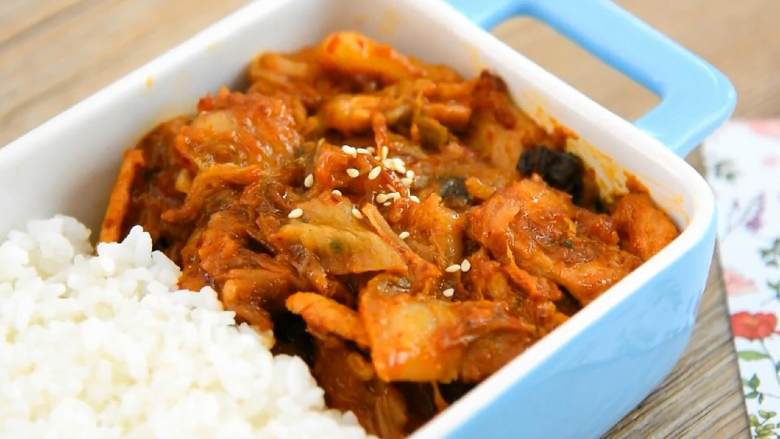 辣白菜炒五花肉—午餐把韩式料理带进办公室,出锅，这是道开胃又下饭的美食。