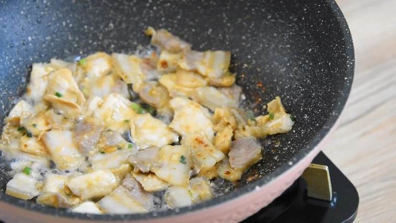 辣白菜炒五花肉—午餐把韩式料理带进办公室,炒出肥油。