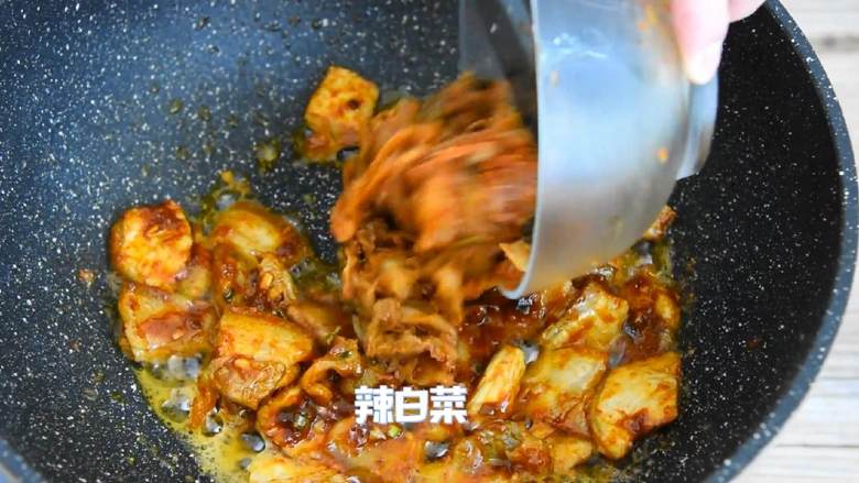 辣白菜炒五花肉—午餐把韩式料理带进办公室,再倒入辣白菜炒匀，即可。