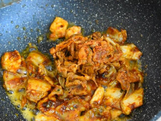 辣白菜炒五花肉—午餐把韩式料理带进办公室,放入韩式辣酱炒匀。