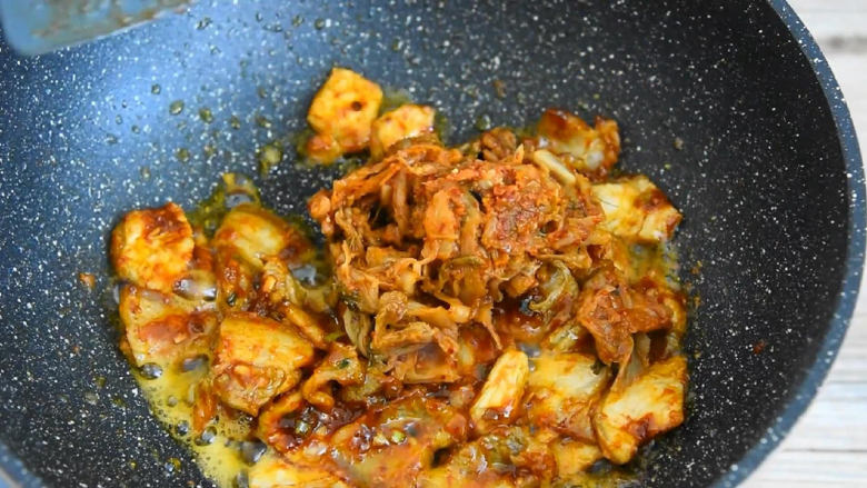辣白菜炒五花肉—午餐把韩式料理带进办公室,放入韩式辣酱炒匀。