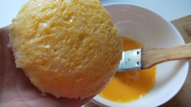 冰火菠萝油,小餐包用刷子刷均匀蛋液。