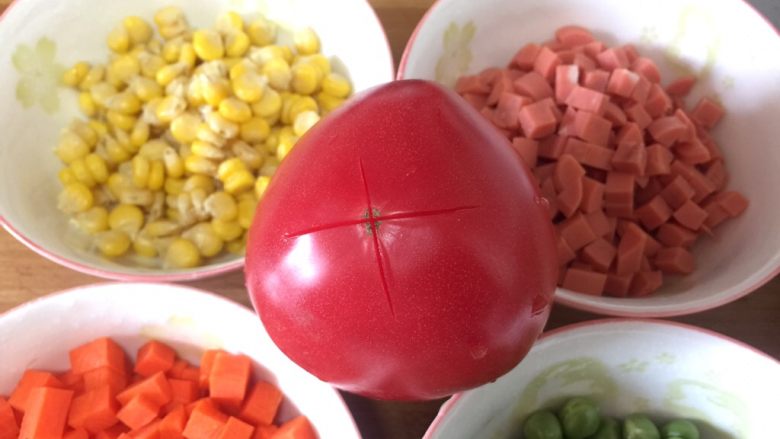 网红彩虹饭,西红柿上面用刀切一个十字口子