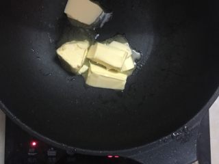 杏仁费南雪,黄油煮至焦化状态备用