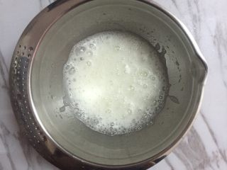 杏仁费南雪,蛋清加入蜂蜜，用打蛋器打至粗泡状态