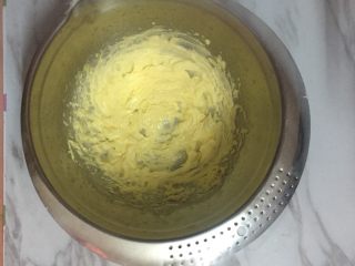 杏仁磅蛋糕,黄油用打蛋器打至颜色发白