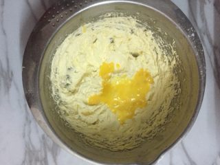杏仁磅蛋糕,鸡蛋液分多次加入，搅打至充分融合