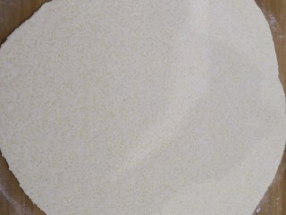 小米锅巴,醒好的面团擀成薄片。